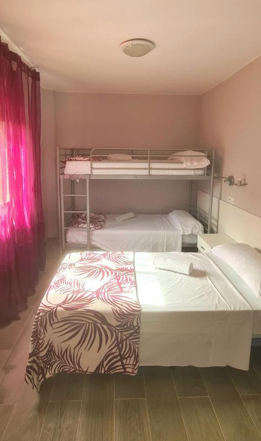 Hostal La Cabana Salou Bagian luar foto