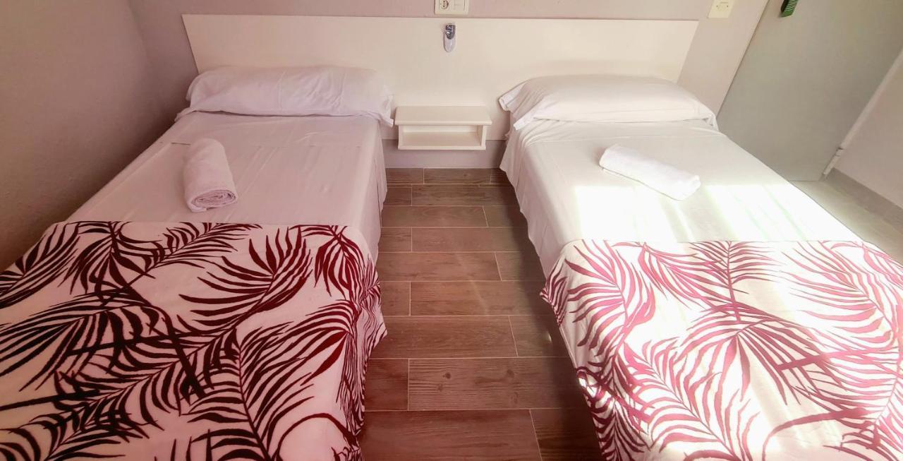 Hostal La Cabana Salou Bagian luar foto