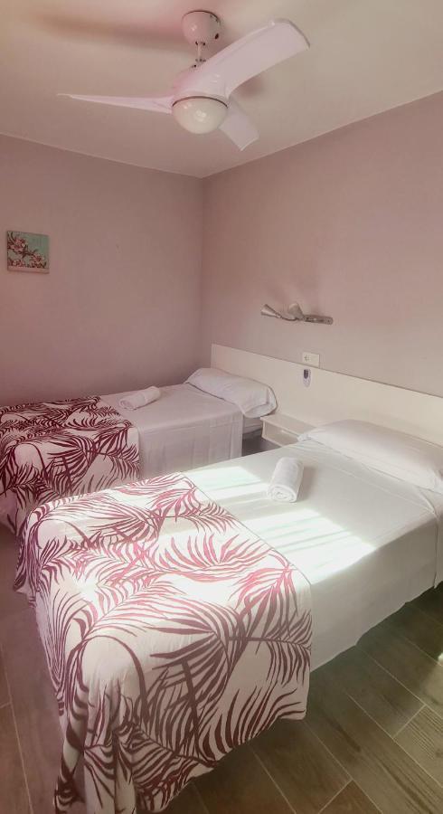 Hostal La Cabana Salou Bagian luar foto