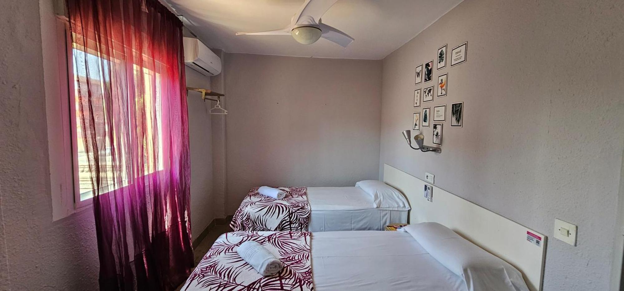 Hostal La Cabana Salou Bagian luar foto