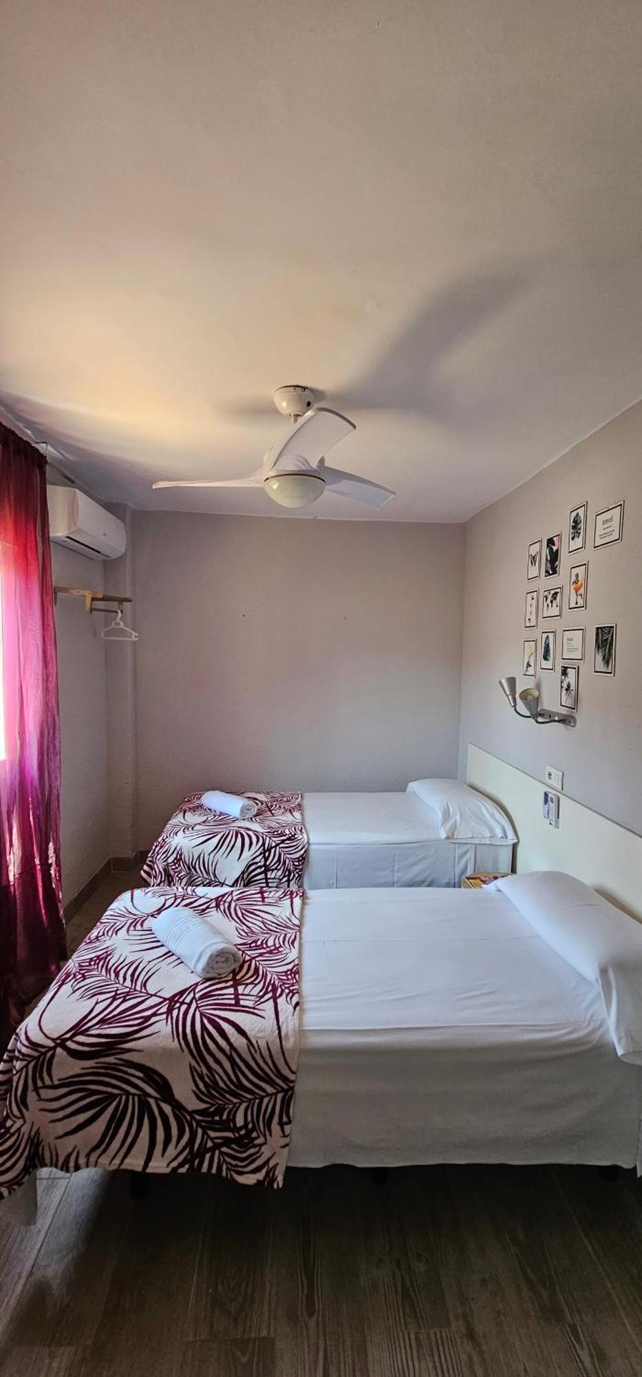 Hostal La Cabana Salou Bagian luar foto